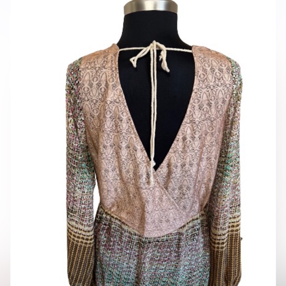 gimmicks by BKE Buckle Floral and Lace Boho Tunic Top Size Small - Picture 6 of 10